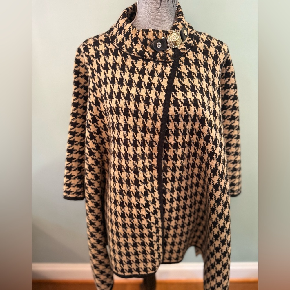 Anne Klein Black and Tan Houndstooth Cape